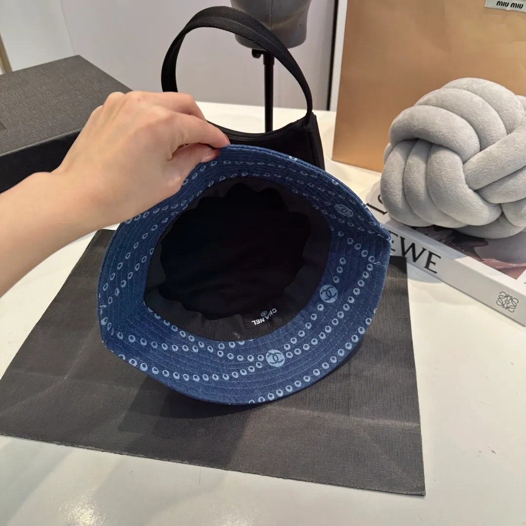 P60 Chanel/Chanel's new fisherman hat has a perfect shape and can be used with various head shapes! Hepburn hood type, flatters the face shape and provides better sun protection! Head circumference:58cm