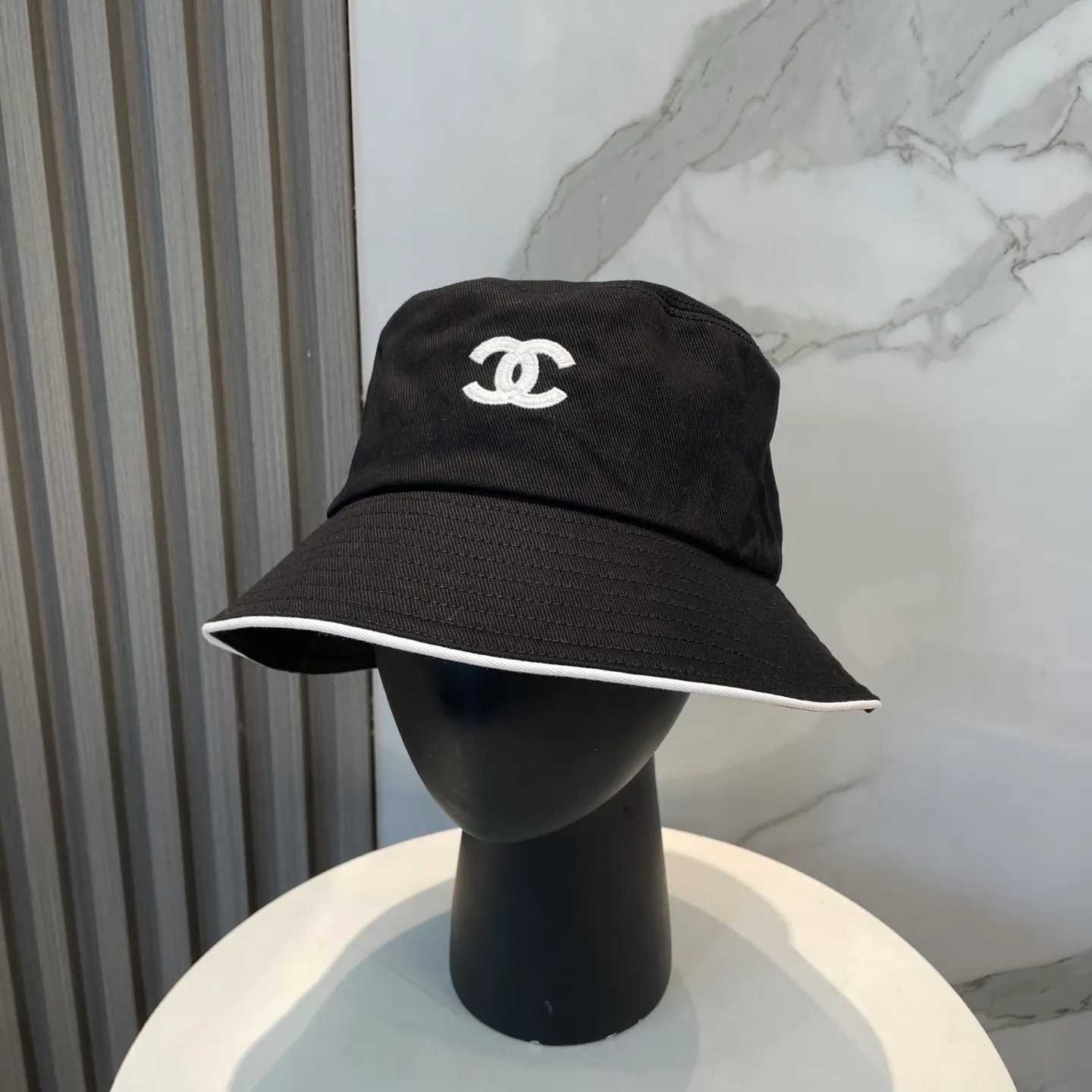 P96 Chanel (Chanel) counter new original embroidered fisherman hat 1:1 mold customization, three-dimensional embroidery, exquisite and flawless! 100% pure cotton fabric, original factory quality, exclusive physical photography.