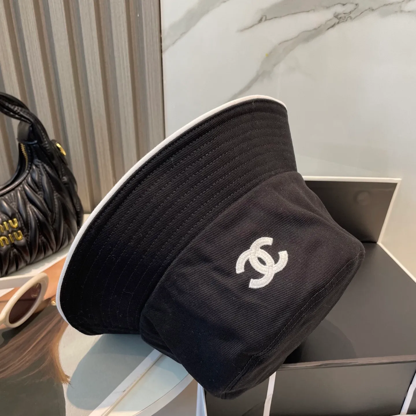 P96 Chanel (Chanel) counter new original embroidered fisherman hat 1:1 mold customization, three-dimensional embroidery, exquisite and flawless! 100% pure cotton fabric, original factory quality, exclusive physical photography.