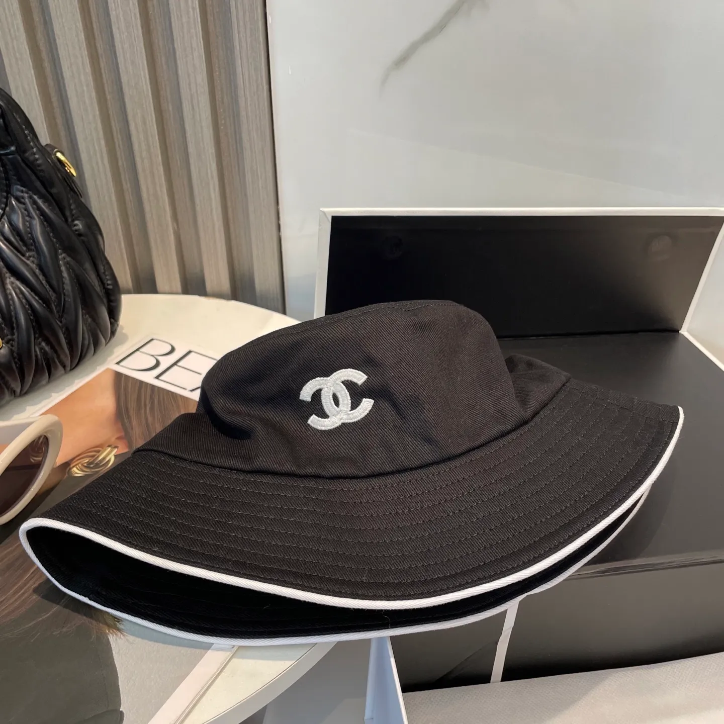 P96 Chanel (Chanel) counter new original embroidered fisherman hat 1:1 mold customization, three-dimensional embroidery, exquisite and flawless! 100% pure cotton fabric, original factory quality, exclusive physical photography.