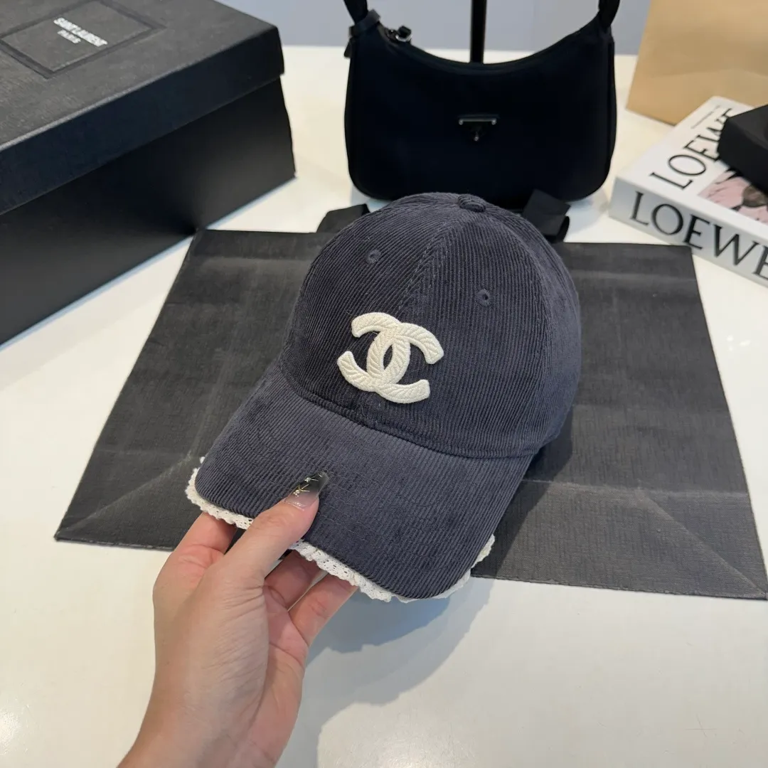 P70 Chanel's new autumn corduroy baseball cap 🧢 The colors of the small label are really eye-catching. The soft-top design of the entire hat fits perfectly on the head and is very comfortable. The color and texture are relatively retro and very versatile. Highly recommended. A must-have item for everyone✔️✔️