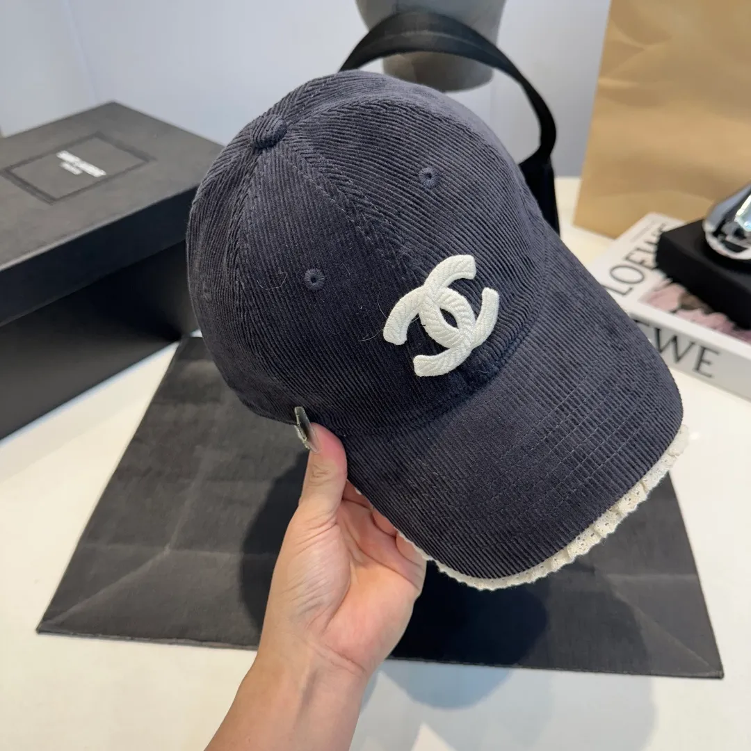 P70 Chanel's new autumn corduroy baseball cap 🧢 The colors of the small label are really eye-catching. The soft-top design of the entire hat fits perfectly on the head and is very comfortable. The color and texture are relatively retro and very versatile. Highly recommended. A must-have item for everyone✔️✔️