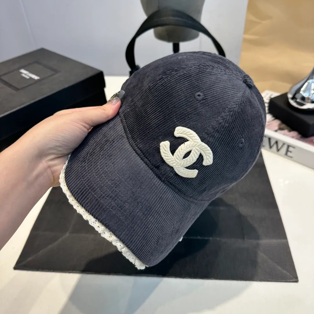 P70 Chanel's new autumn corduroy baseball cap 🧢 The colors of the small label are really eye-catching. The soft-top design of the entire hat fits perfectly on the head and is very comfortable. The color and texture are relatively retro and very versatile. Highly recommended. A must-have item for everyone✔️✔️