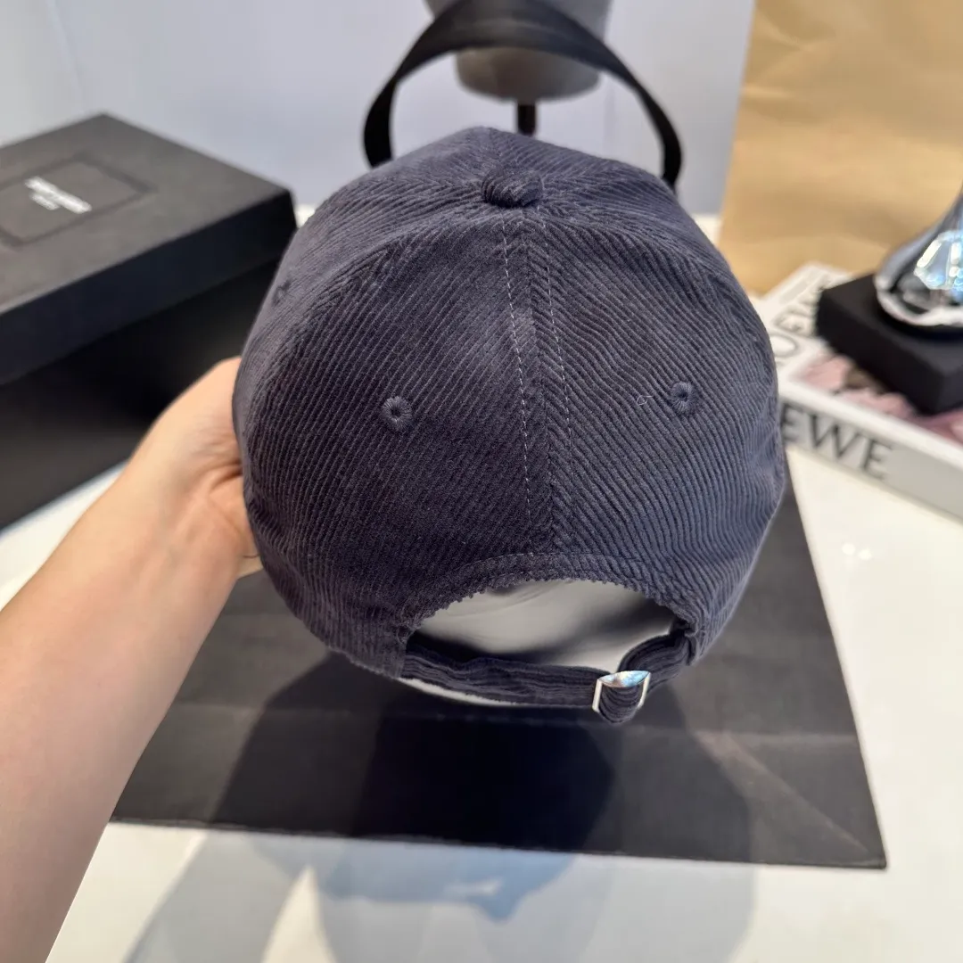 P70 Chanel's new autumn corduroy baseball cap 🧢 The colors of the small label are really eye-catching. The soft-top design of the entire hat fits perfectly on the head and is very comfortable. The color and texture are relatively retro and very versatile. Highly recommended. A must-have item for everyone✔️✔️