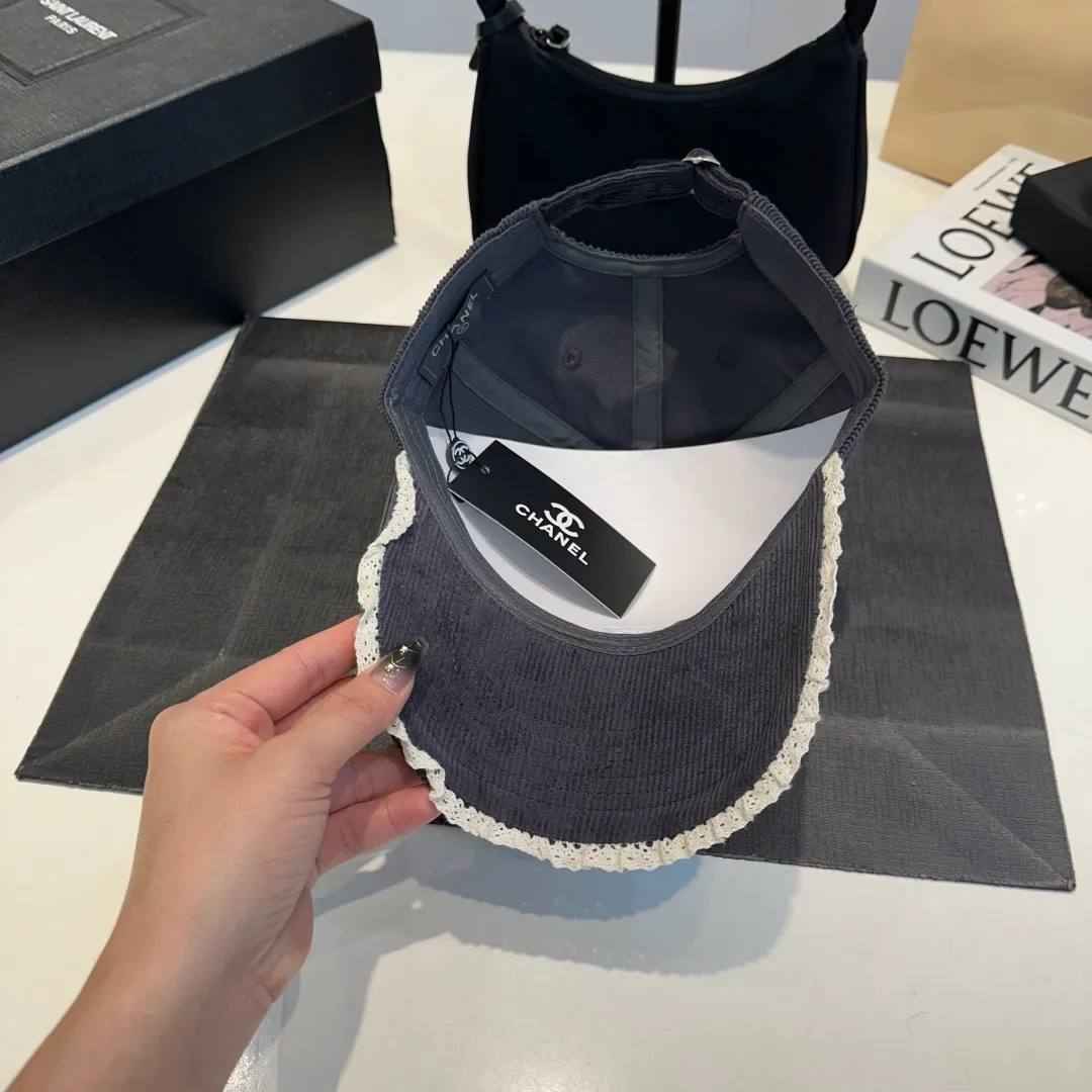 P70 Chanel's new autumn corduroy baseball cap 🧢 The colors of the small label are really eye-catching. The soft-top design of the entire hat fits perfectly on the head and is very comfortable. The color and texture are relatively retro and very versatile. Highly recommended. A must-have item for everyone✔️✔️