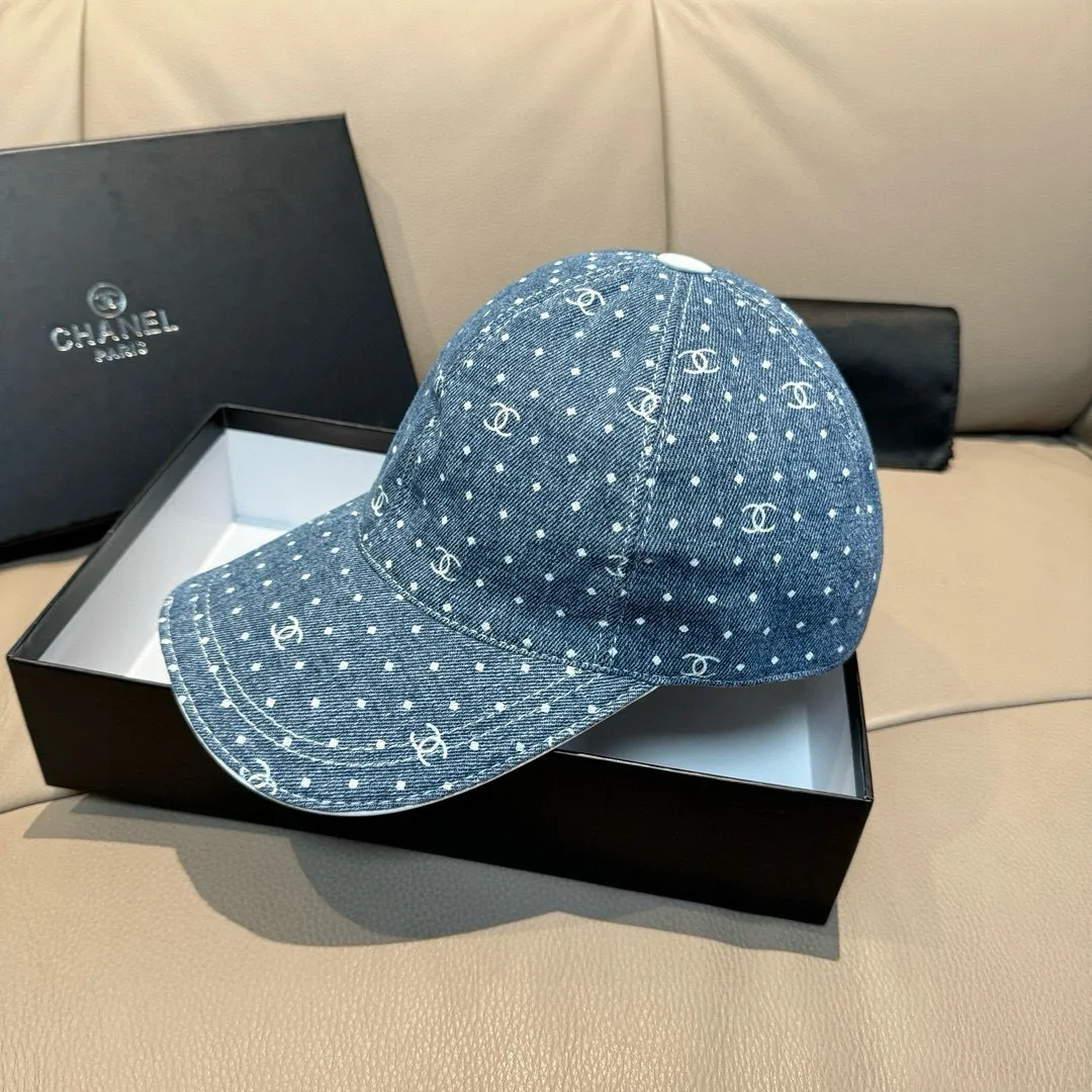 p90, Chanel (Chanel) new original baseball cap, denim small double C, 1:1 mold opening and customization at the counter, original denim fabric + first-layer cowhide, light and breathable! The quality is great, the basic head circumference is 56cm, and the patch is adjustable.