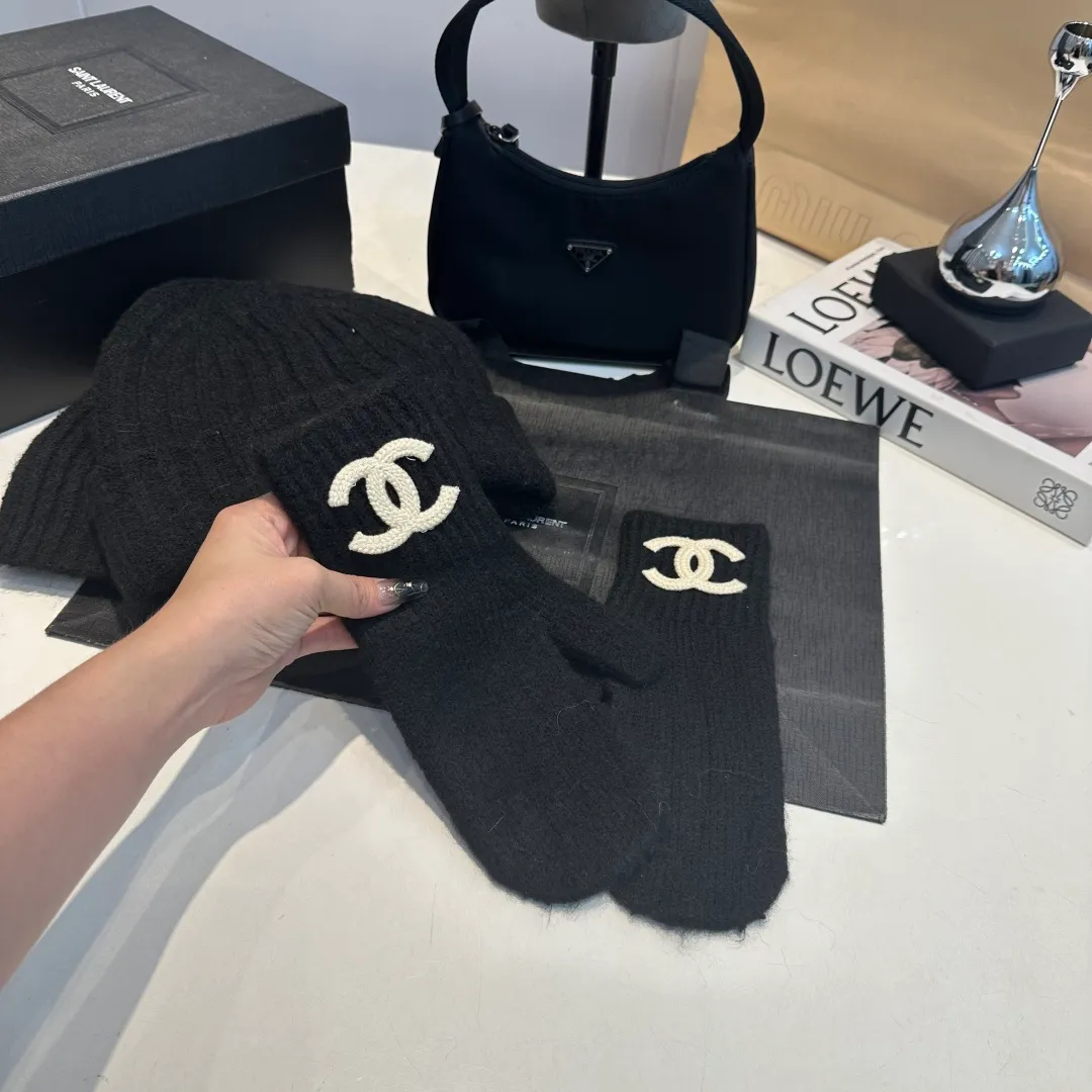 P130 CHANEL Xiaohongshu popular style, official website new classic suit hat! Hat➕scarf+gloves feel great! It’s warm and super comfortable. This winter, all you need is a hat set like this. It’s warm and fashionable! Welcome to choose!!
