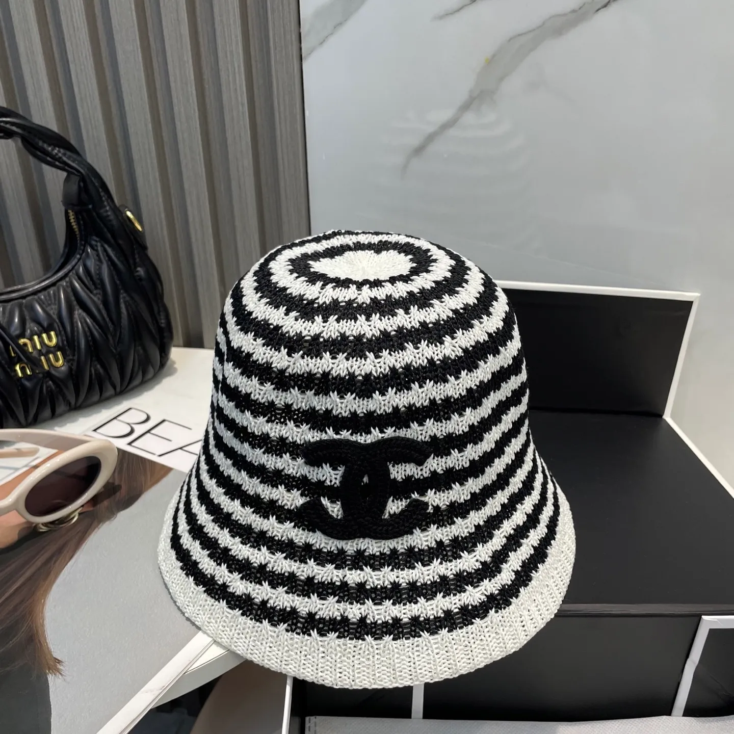 P66 CHANEL's new knitted basin hat, made of high density, a super tasteful knitted hat ~ the first choice for going out on the street! The shape of the hat is super nice, the color is perfect, and it’s light to carry! A must-have for little fairies🧚Head circumference 57cm