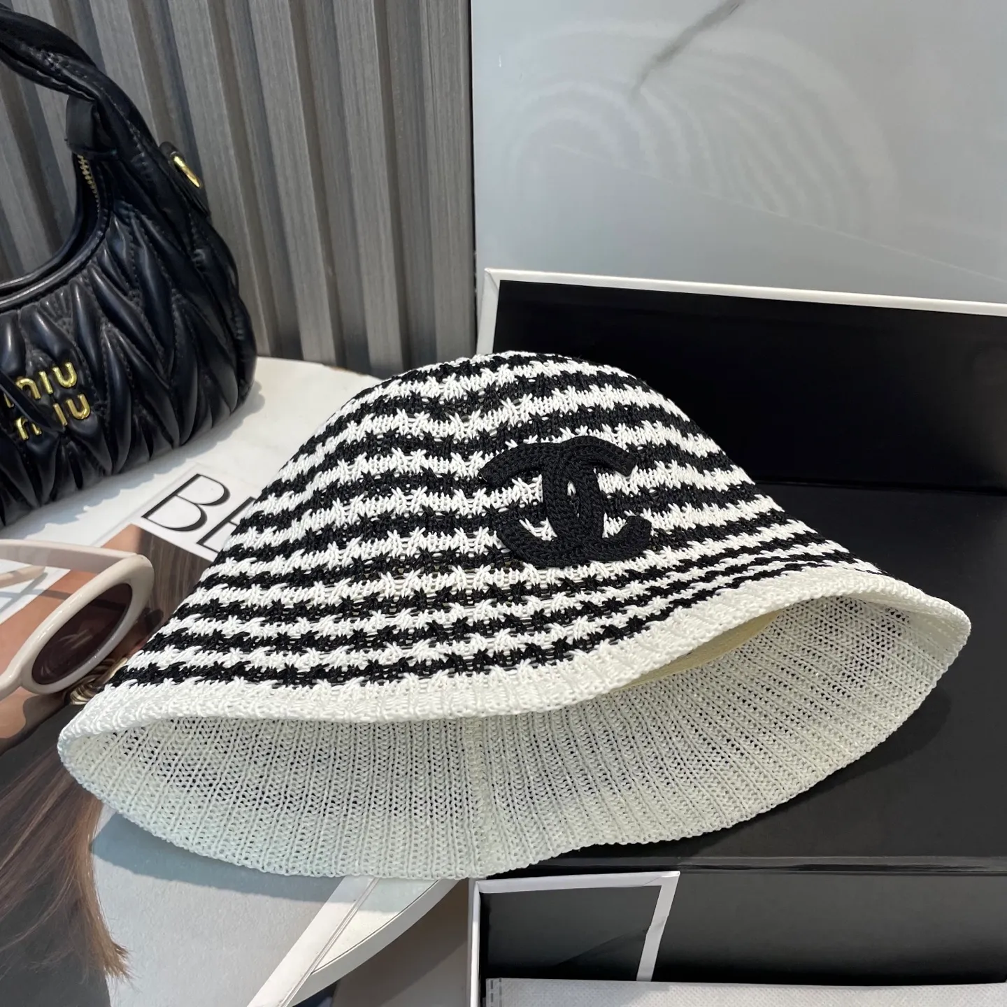 P66 CHANEL's new knitted basin hat, made of high density, a super tasteful knitted hat ~ the first choice for going out on the street! The shape of the hat is super nice, the color is perfect, and it’s light to carry! A must-have for little fairies🧚Head circumference 57cm