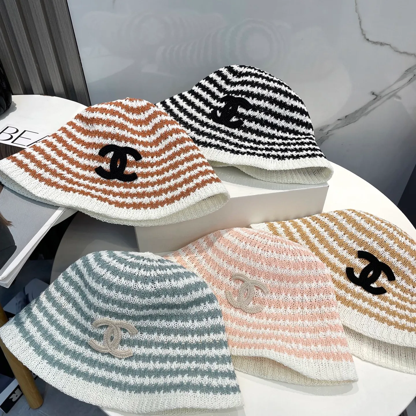 P66 CHANEL's new knitted basin hat, made of high density, a super tasteful knitted hat ~ the first choice for going out on the street! The shape of the hat is super nice, the color is perfect, and it’s light to carry! A must-have for little fairies🧚Head circumference 57cm