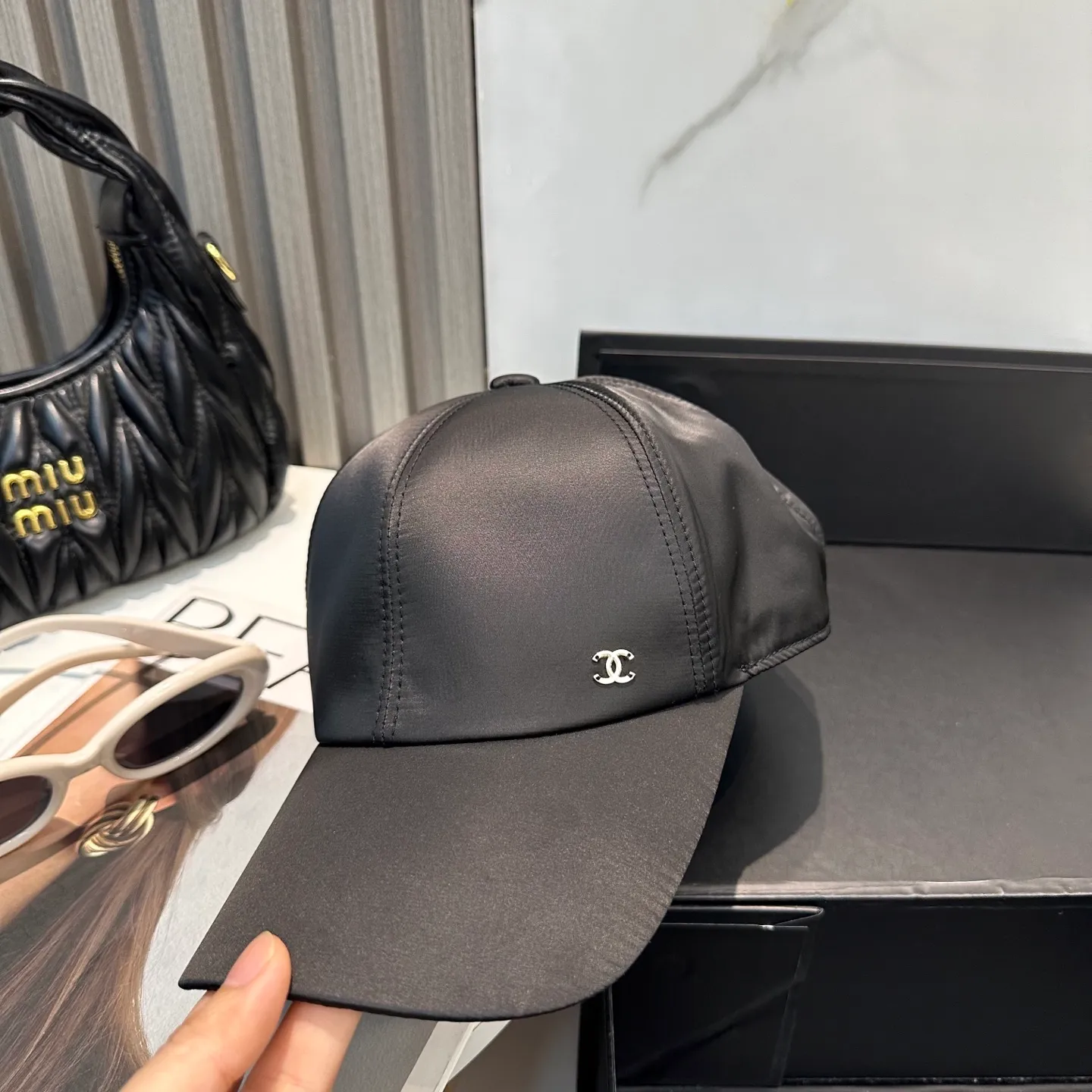P100 new Chanel new high-version baseball cap. The classic baseball cap style is suitable for various occasions. Whether it is paired with casual wear or sportswear, it can easily enhance the fashion sense of the overall look. It is a trendy item that fashion lovers cannot miss.