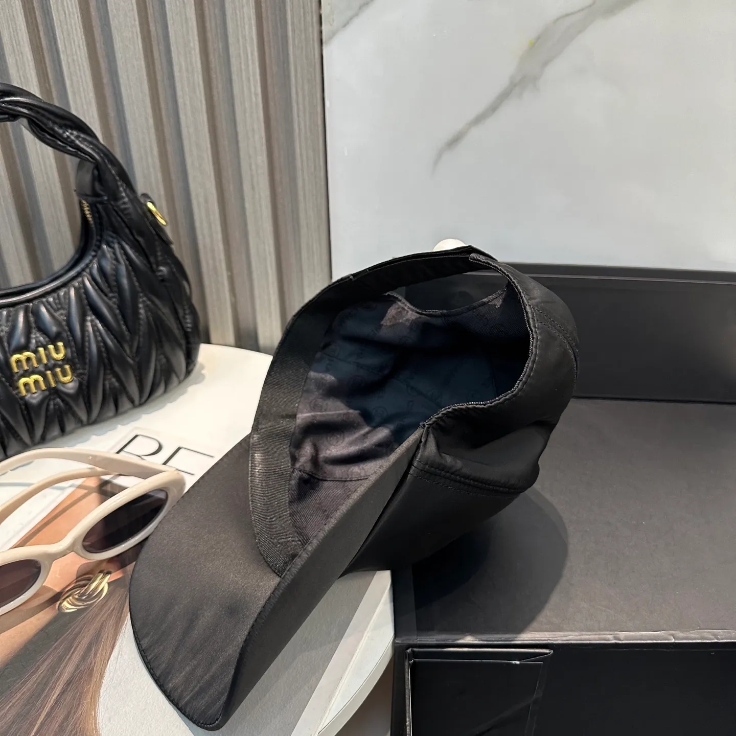 P100 new Chanel new high-version baseball cap. The classic baseball cap style is suitable for various occasions. Whether it is paired with casual wear or sportswear, it can easily enhance the fashion sense of the overall look. It is a trendy item that fashion lovers cannot miss.