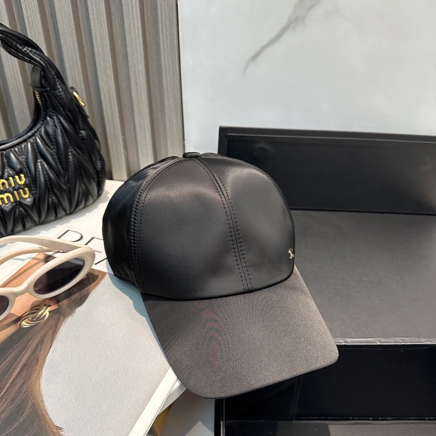 P100 new Chanel new high-version baseball cap. The classic baseball cap style is suitable for various occasions. Whether it is paired with casual wear or sportswear, it can easily enhance the fashion sense of the overall look. It is a trendy item that fashion lovers cannot miss.