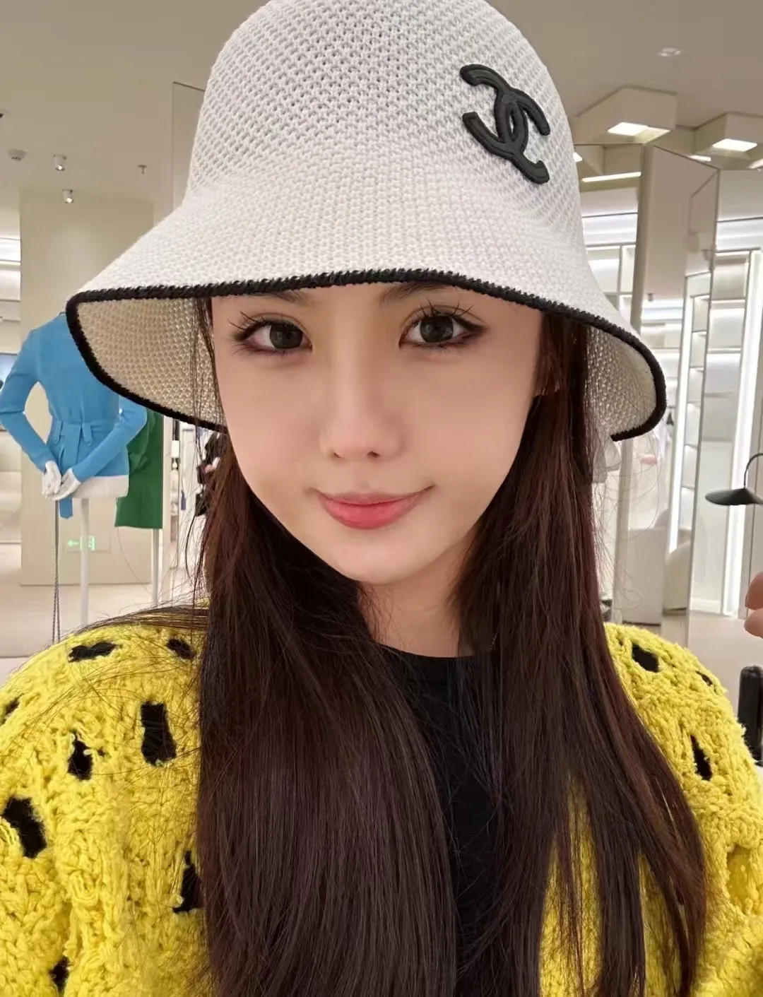 Hot 🔥The fashionable little item on the whole network is here, the Chanel 25c bucket hat, versatile color + small sheepskin logo, it is really high-quality, and the key point is that it looks super good when worn. It is super slim and has a French style for celebrities. It can be worn in all seasons 👍👍👍