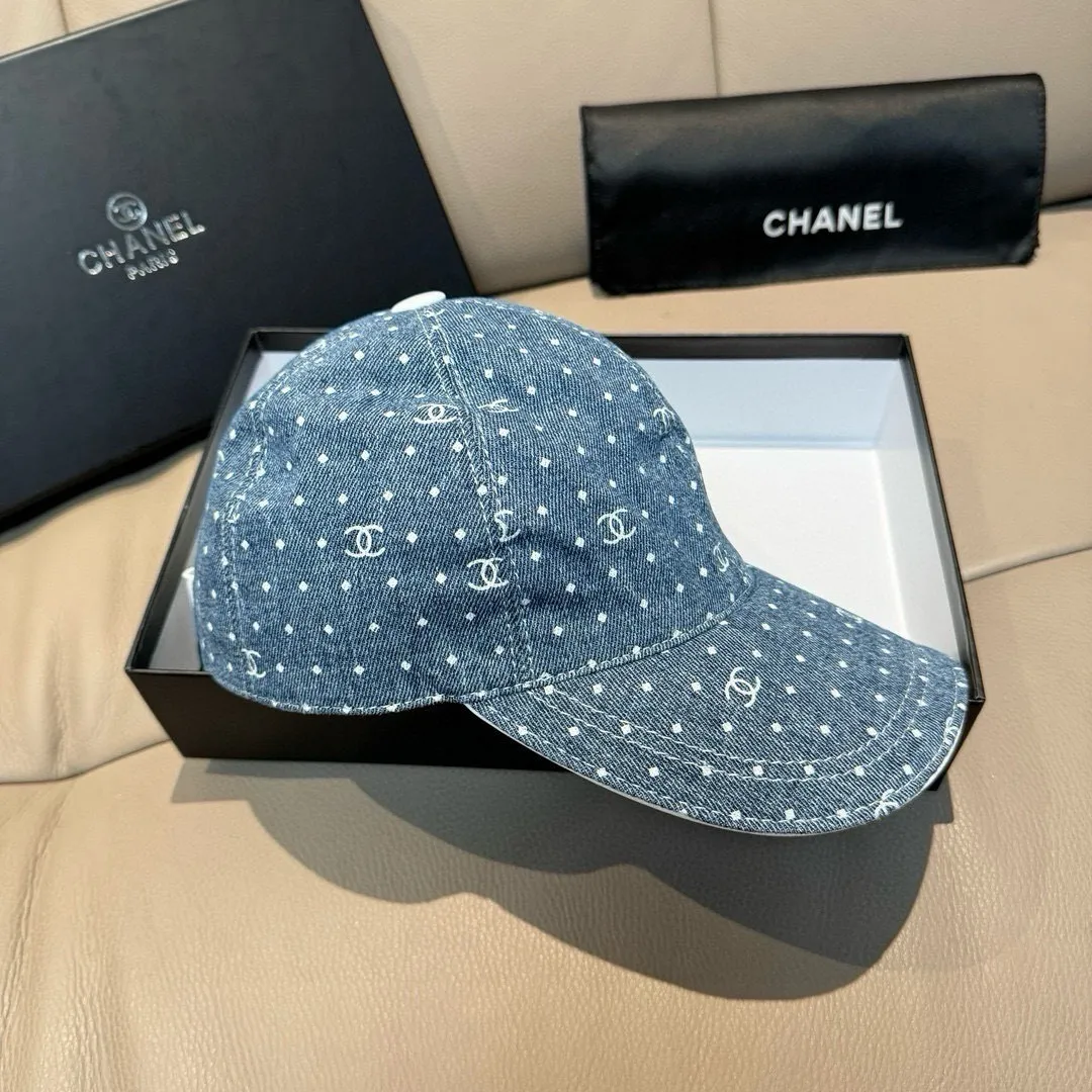 p90, Chanel (Chanel) new original baseball cap, denim small double C, 1:1 mold opening and customization at the counter, original denim fabric + first-layer cowhide, light and breathable! The quality is great, the basic head circumference is 56cm, and the patch is adjustable.