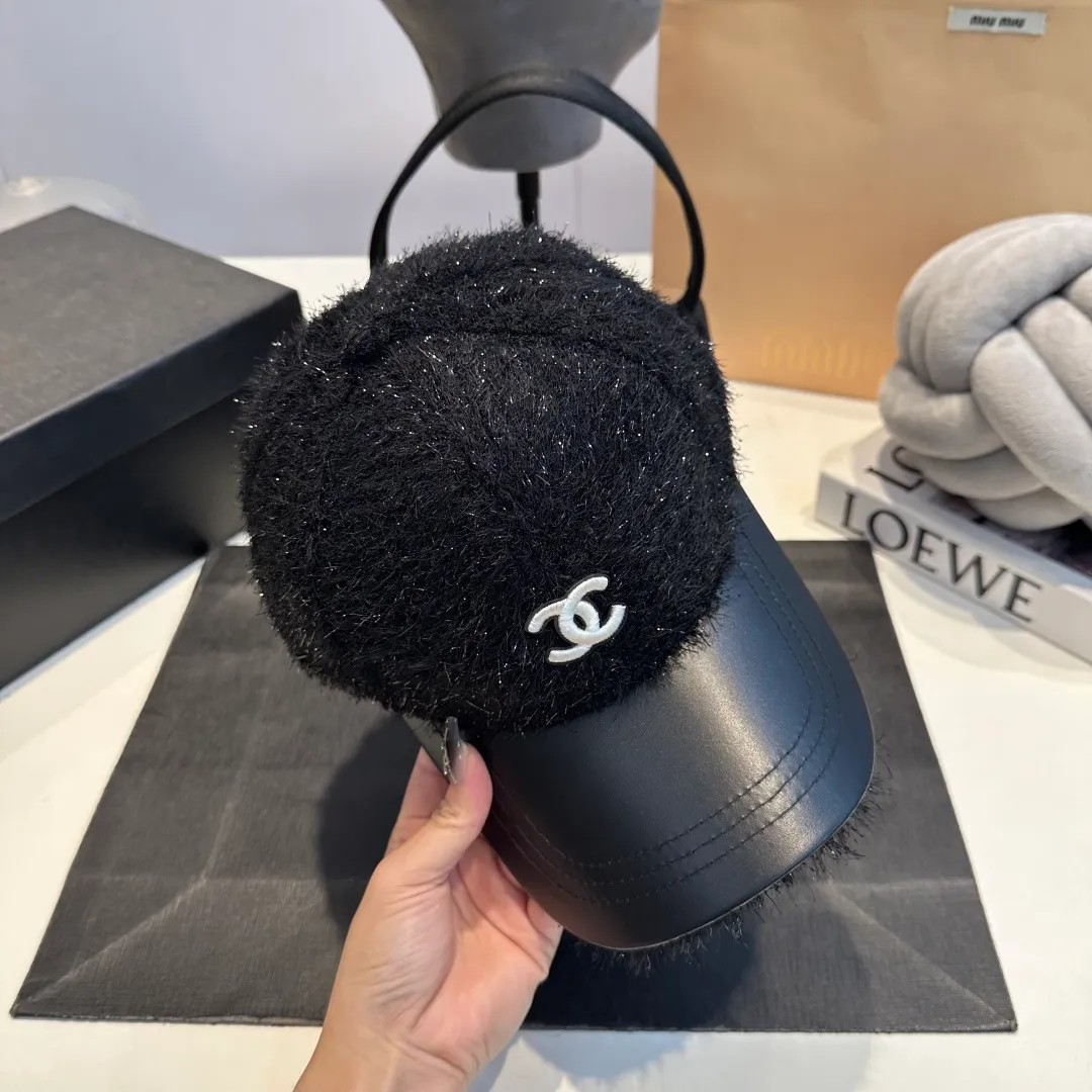 P60 CHANEL Chanel's new autumn and winter small fragrance style baseball cap🧢, the big brand model is super easy to match, one that you can wear with your eyes closed