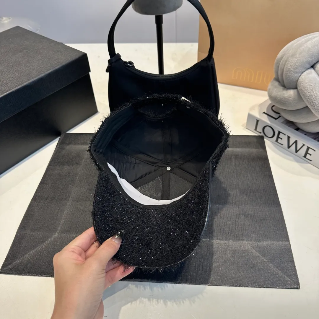 P60 CHANEL Chanel's new autumn and winter small fragrance style baseball cap🧢, the big brand model is super easy to match, one that you can wear with your eyes closed