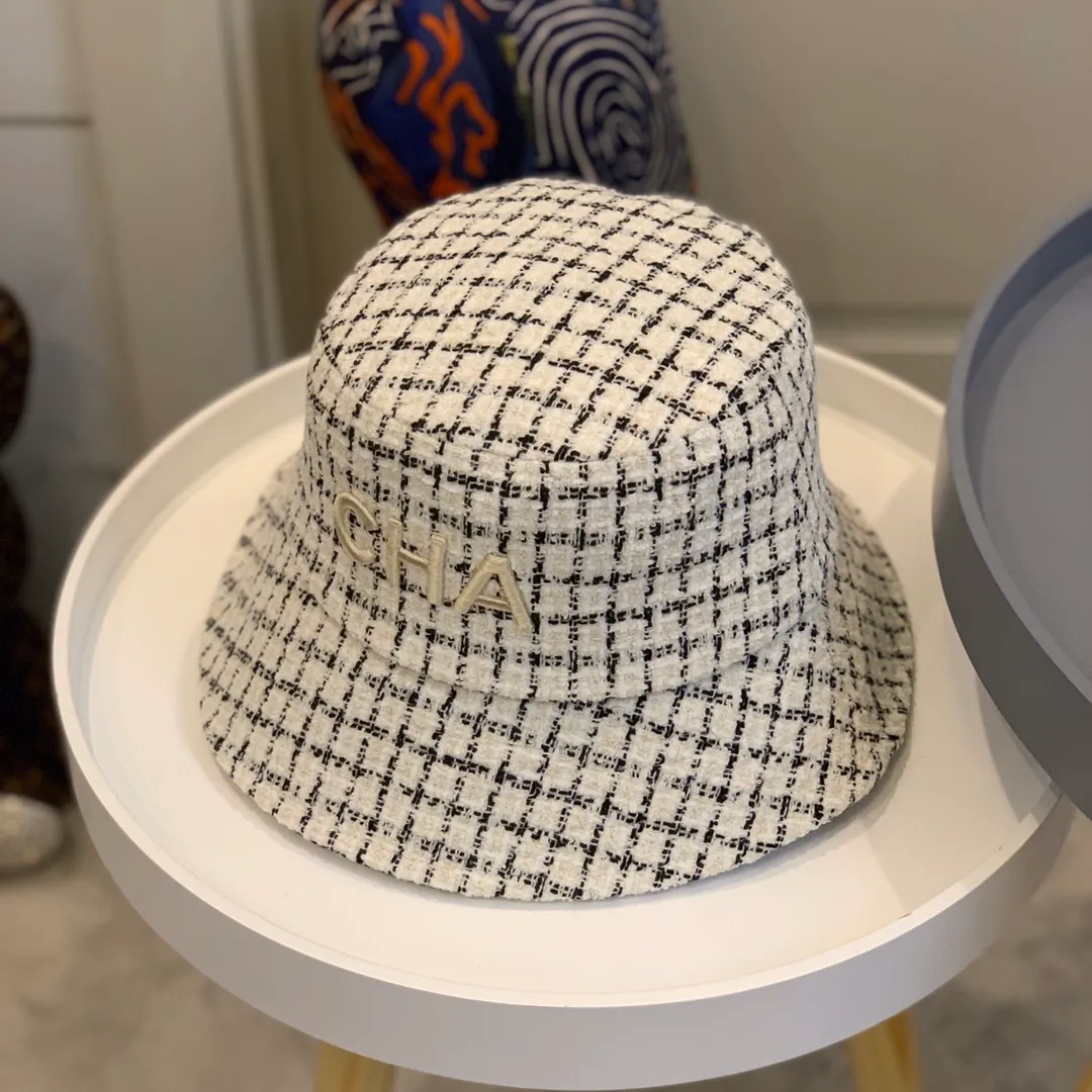P90 CHANEL Chanel's new autumn and winter plaid fisherman hat, newsboy hat, French socialite! The fabric is this year's latest small plaid pattern, and the high-end 1:1 customized hat shape is simply invincible. The shape of the hat is super good. For a high-end hat, the mold is very important. It is definitely not something that a small factory can make. When you put it on, your temperament will rise to three levels instantly! No need to worry about any testing, enter the shopping mall without any worries! Three colors in stock! Material: 100% polyester fiber Lining: 100% cotton Head circumference: 57cm Built-in Velcro