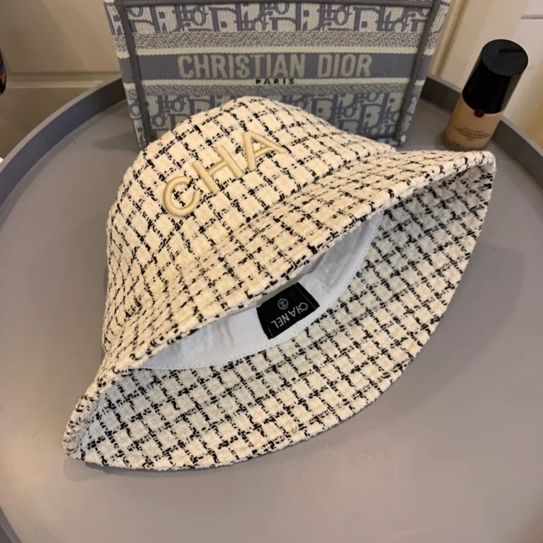 P90 CHANEL Chanel's new autumn and winter plaid fisherman hat, newsboy hat, French socialite! The fabric is this year's latest small plaid pattern, and the high-end 1:1 customized hat shape is simply invincible. The shape of the hat is super good. For a high-end hat, the mold is very important. It is definitely not something that a small factory can make. When you put it on, your temperament will rise to three levels instantly! No need to worry about any testing, enter the shopping mall without any worries! Three colors in stock! Material: 100% polyester fiber Lining: 100% cotton Head circumference: 57cm Built-in Velcro