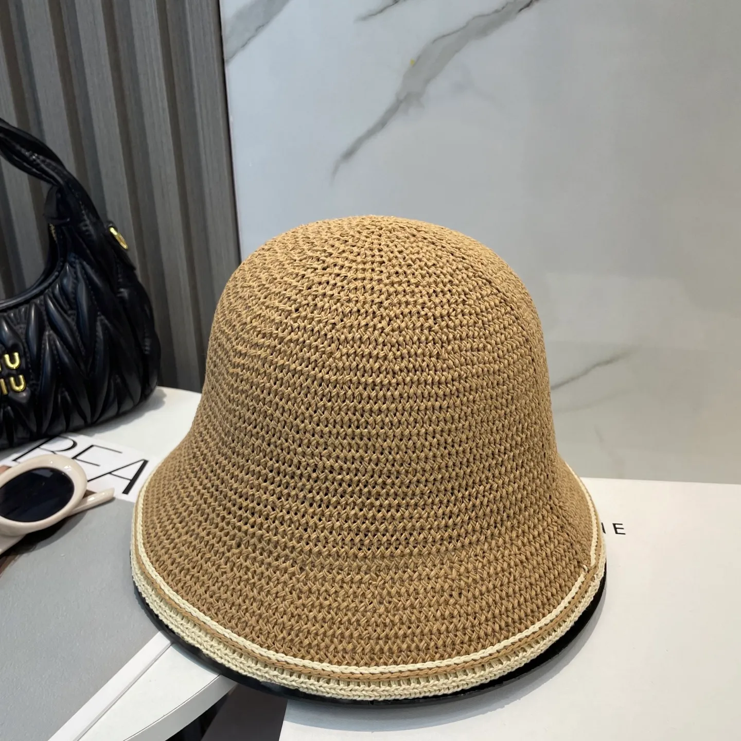 P76 CHANEL's new knitted basin hat, made of high density, a super tasteful knitted hat ~ the first choice for going out on the street! The shape of the hat is super nice, the color is perfect, and it’s light to carry! A must-have for little fairies🧚Head circumference 57cm