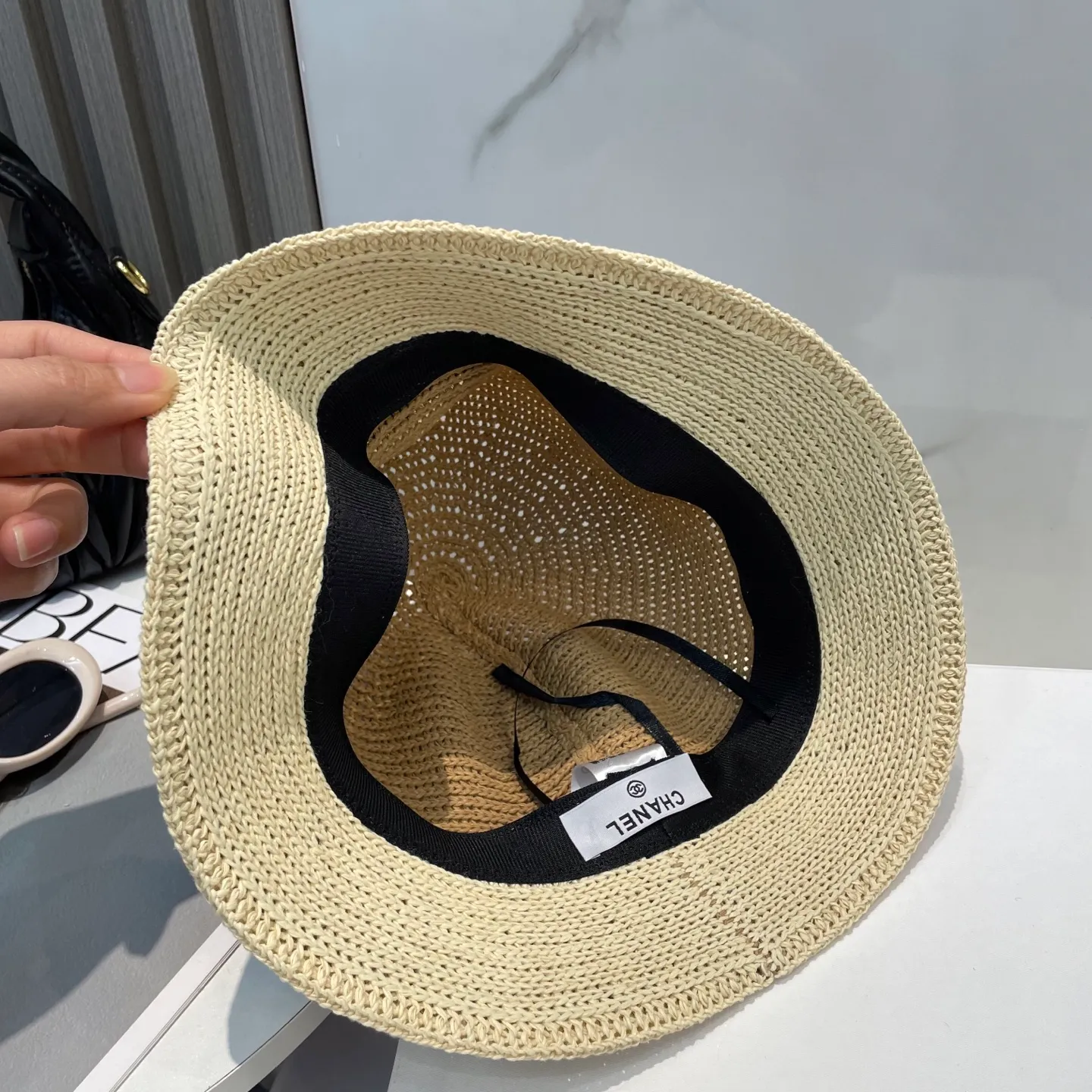 P76 CHANEL's new knitted basin hat, made of high density, a super tasteful knitted hat ~ the first choice for going out on the street! The shape of the hat is super nice, the color is perfect, and it’s light to carry! A must-have for little fairies🧚Head circumference 57cm