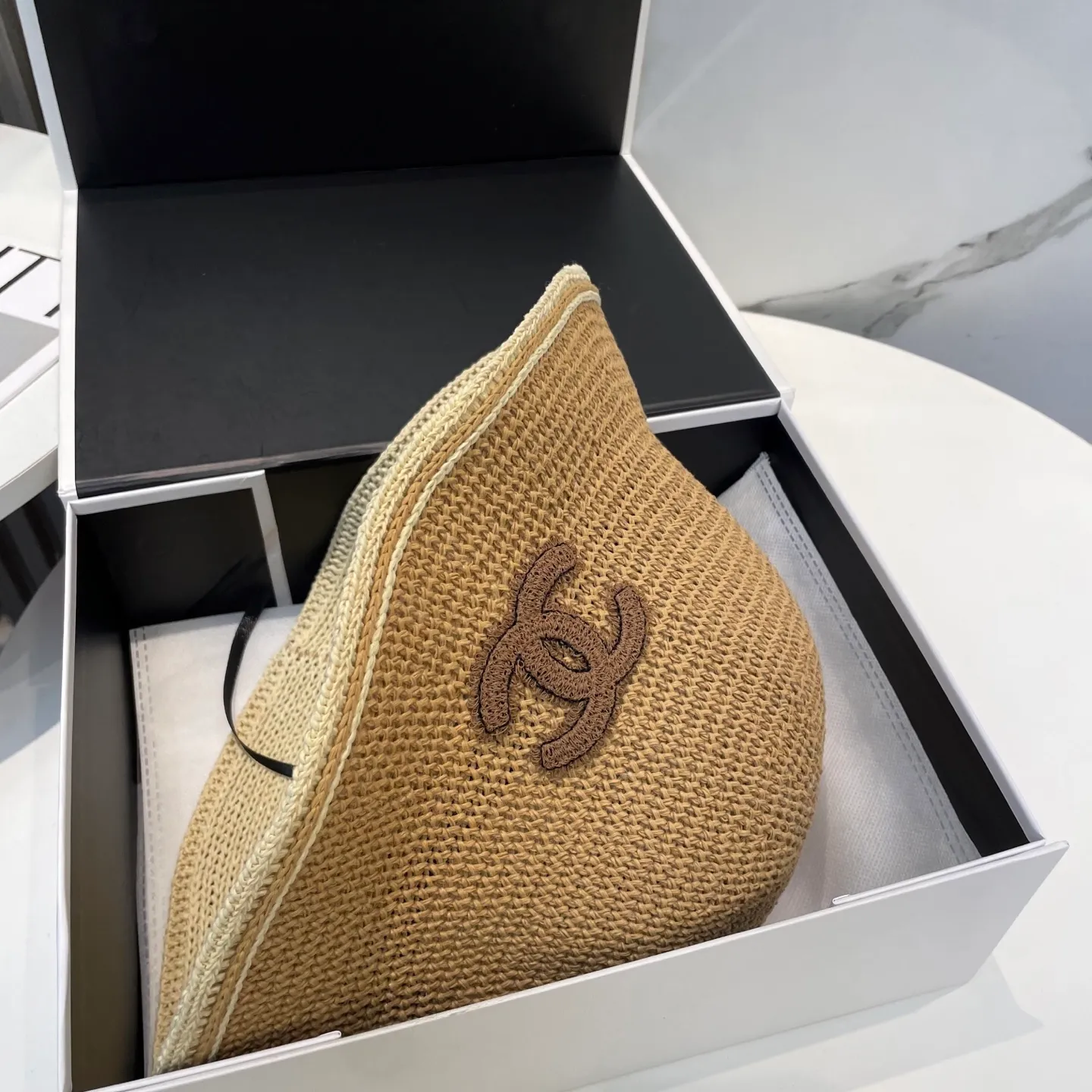 P76 CHANEL's new knitted basin hat, made of high density, a super tasteful knitted hat ~ the first choice for going out on the street! The shape of the hat is super nice, the color is perfect, and it’s light to carry! A must-have for little fairies🧚Head circumference 57cm