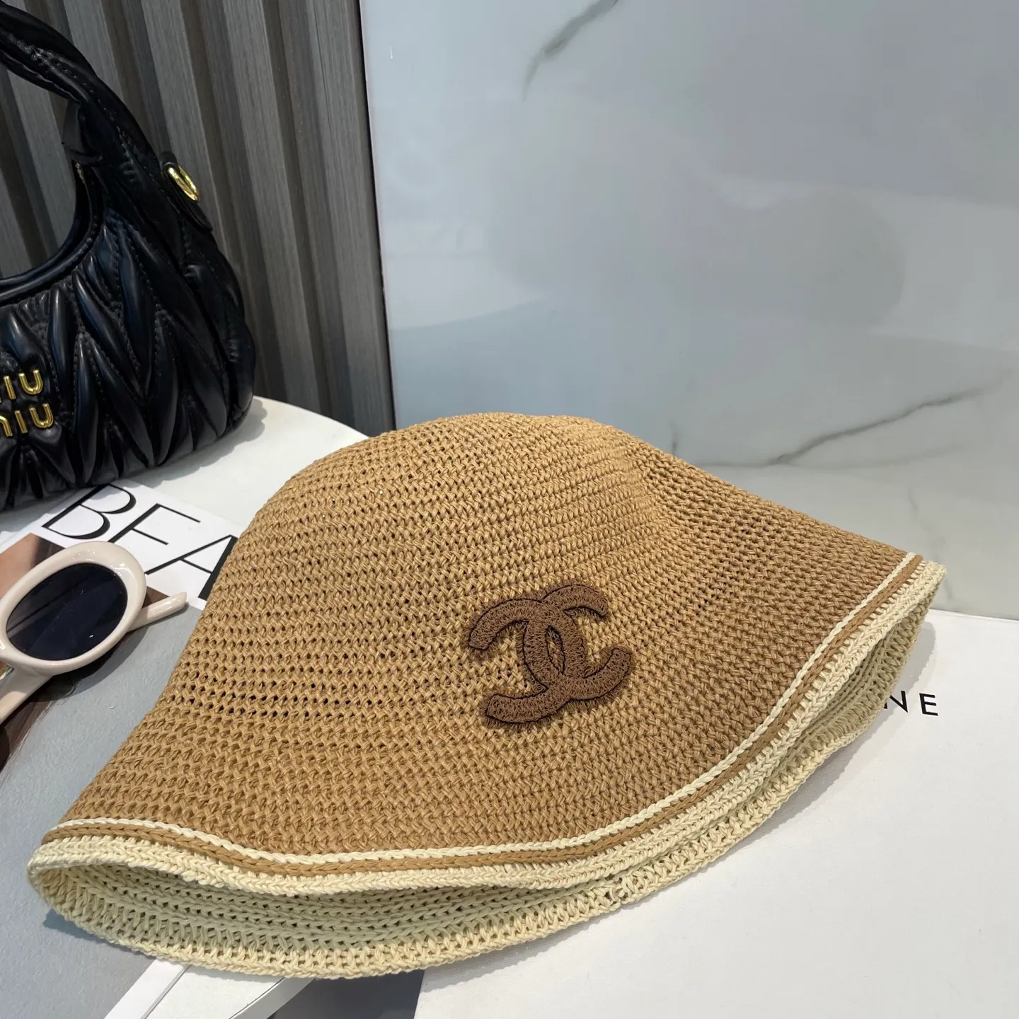 P76 CHANEL's new knitted basin hat, made of high density, a super tasteful knitted hat ~ the first choice for going out on the street! The shape of the hat is super nice, the color is perfect, and it’s light to carry! A must-have for little fairies🧚Head circumference 57cm