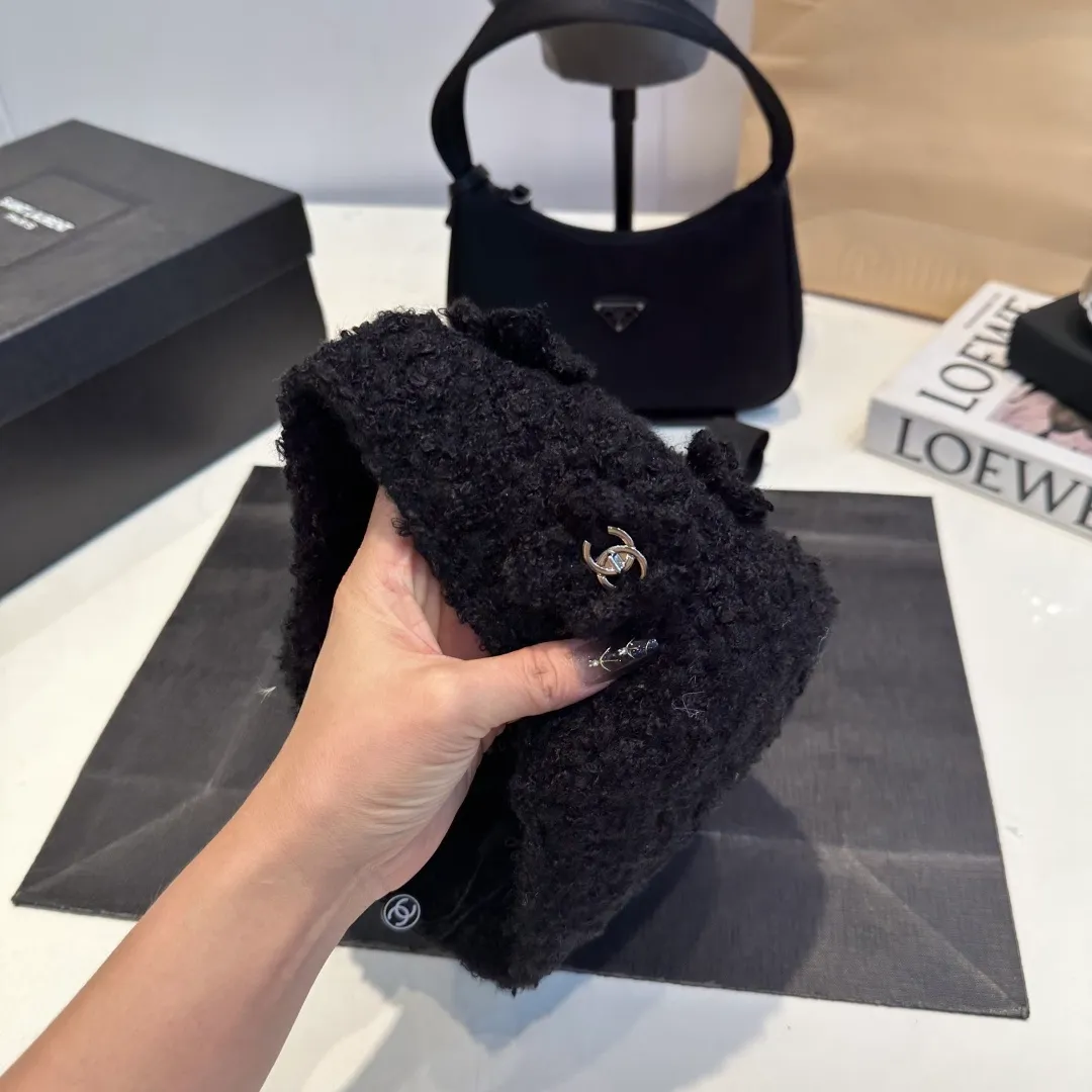 P70 Chanel Chanel 25 autumn and winter style knitted hat wool pile hat fashion trendsetter, star knitted hat same style, hot style