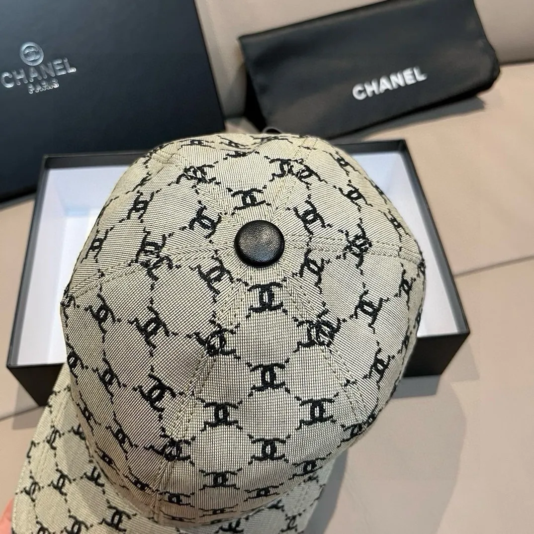 p90 new model shipped!   , Chanel (Chanel) new original baseball cap, small double C jacquard, 1:1 mold opening and customization at the counter, original canvas fabric + first layer of cowhide, light and breathable! The quality is great, the basic head circumference is 56cm, and the patch is adjustable.