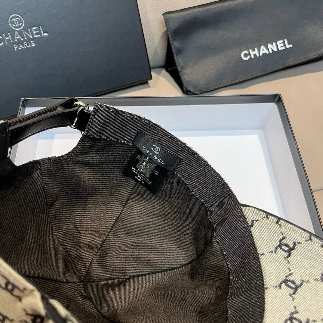 p90 new model shipped!   , Chanel (Chanel) new original baseball cap, small double C jacquard, 1:1 mold opening and customization at the counter, original canvas fabric + first layer of cowhide, light and breathable! The quality is great, the basic head circumference is 56cm, and the patch is adjustable.