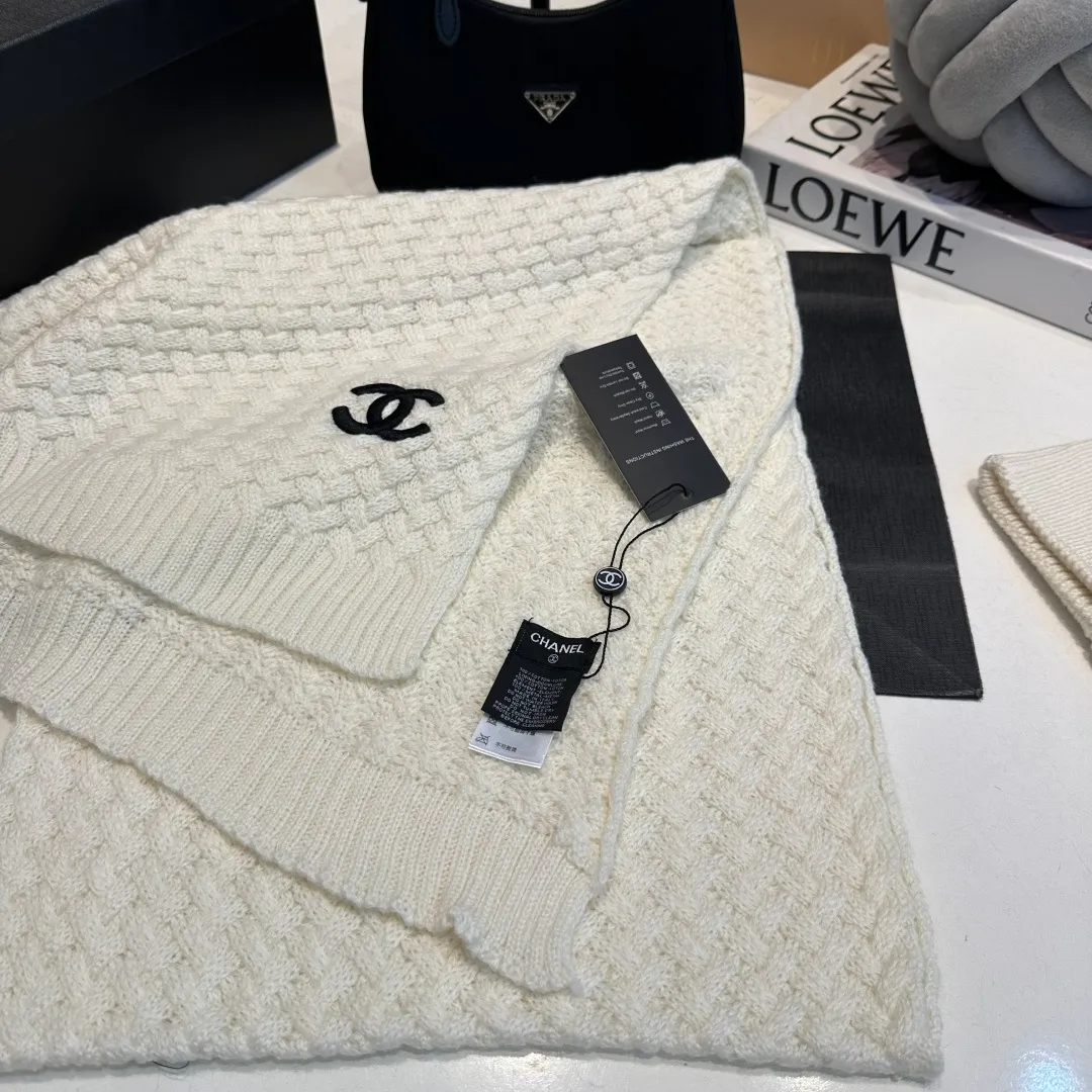 P280 Chane*🆕Chanel 25N new ski series wool hat, hat, scarf set, the popular Lei Feng hat on the Internet, black and white, versatile and cool, can be worn by men and women as a couple, warm and good-looking, a must-have