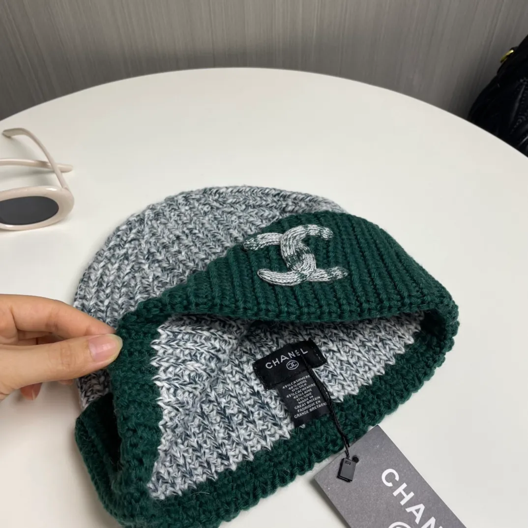 P60 Chanel official website quality Chanel autumn and winter wool hat recommended by internet celebrity fashion bloggers. It is a knitted hat with a super soft and comfortable feel and excellent elasticity!
