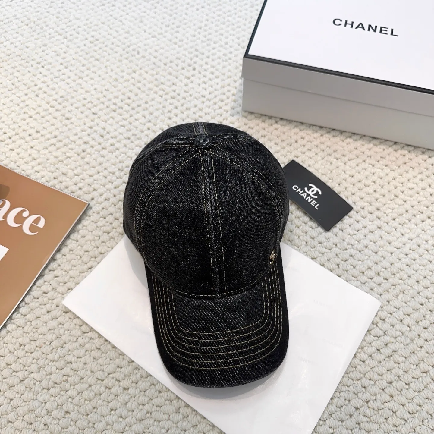 P66 CHANEL Chanel new style 🆕denim blue retro style baseball cap 🧢🔸 Take it out for holiday travel and look beautiful❕ Second-hand style. This kind of hat is not easy to match 😬 Ready in stock