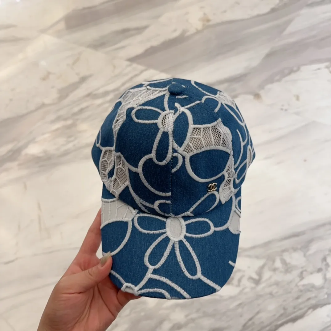 💰50 CHANEL Chanel’s new style🆕 Denim blue retro style baseball cap🔸 Take it out for holiday travel and look beautiful❕ Second-hand style. This kind of hat is not easy to match 😬 Ready in stock