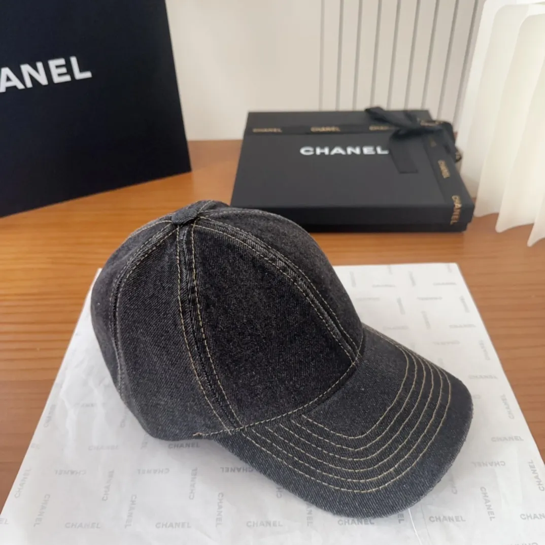 💰60 CHANEL Chanel new model🆕denim blue retro style bucket hat🔸 Take it out for holiday travel and it will be beautiful❕Middle-aged style. This kind of hat is not easy to match 😬 Ready stock