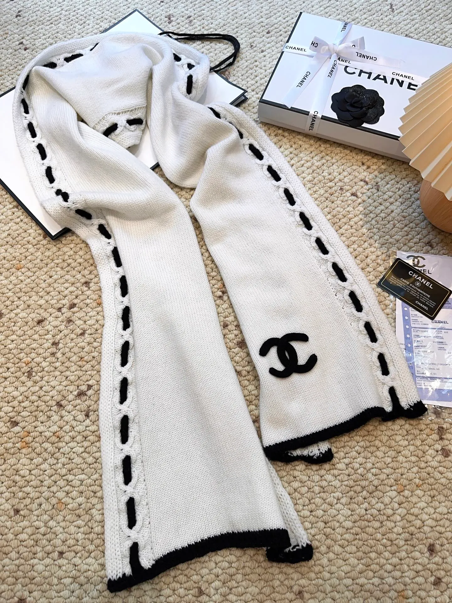 Scarf P720 Hat P460 Single selection available New arrivals! Chanel (Chanel) color-blocked striped scarf is made of wool blended material and 7-needle drawing process. The surface of the fabric has three-dimensional textures with a sense of layering and a concave and convex grid texture. After the weaving is completed, the scarf is hand-picked with the logo in black and white classic colors to show the elegance. Wear it casually to create a simple and fashionable feeling and immediately enhance the overall look.