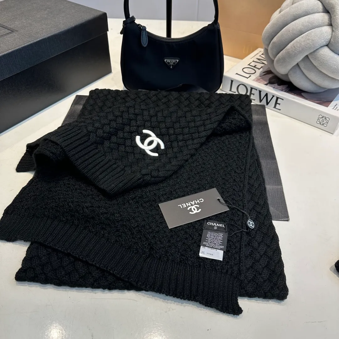 P280 Chane*🆕Chanel 25N new ski series wool hat, hat, scarf set, the popular Lei Feng hat on the Internet, black and white, versatile and cool, can be worn by men and women as a couple, warm and good-looking, a must-have