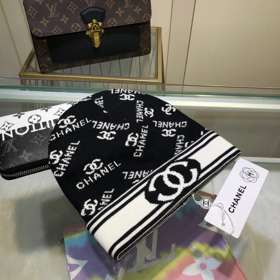 P40 comes with dust bag. CHANEL🎩cashmere wool quality knitted hat, fashionable, good quality, high-end, super soft! Super hot💖The texture is great and it’s great to match when out on the street! Fashion trends! A must-have item for autumn and winter, get it now!