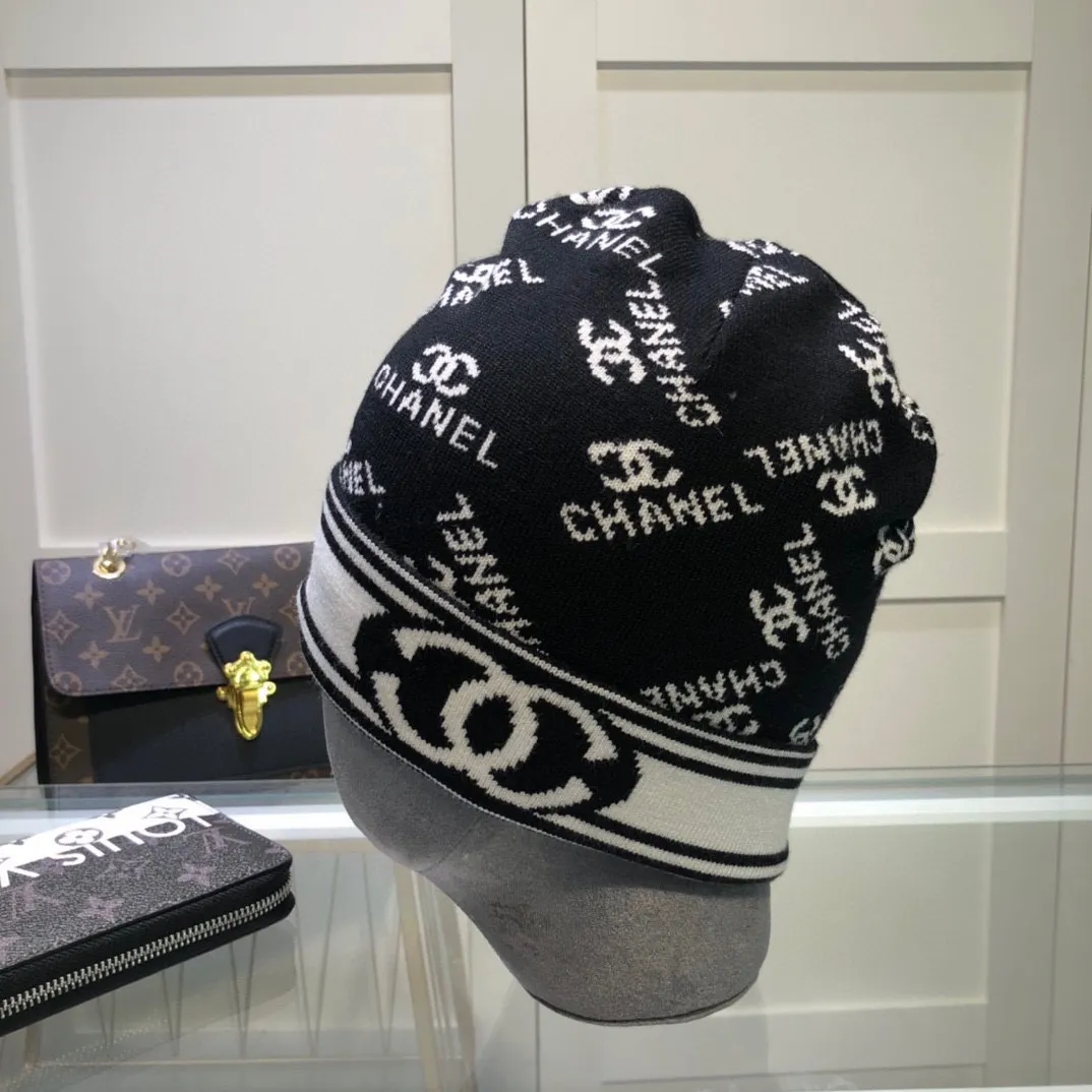 P40 comes with dust bag. CHANEL🎩cashmere wool quality knitted hat, fashionable, good quality, high-end, super soft! Super hot💖The texture is great and it’s great to match when out on the street! Fashion trends! A must-have item for autumn and winter, get it now!