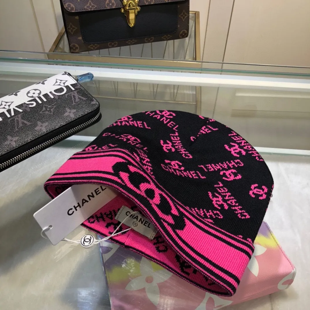 P40 comes with dust bag. CHANEL🎩cashmere wool quality knitted hat, fashionable, good quality, high-end, super soft! Super hot💖The texture is great and it’s great to match when out on the street! Fashion trends! A must-have item for autumn and winter, get it now!