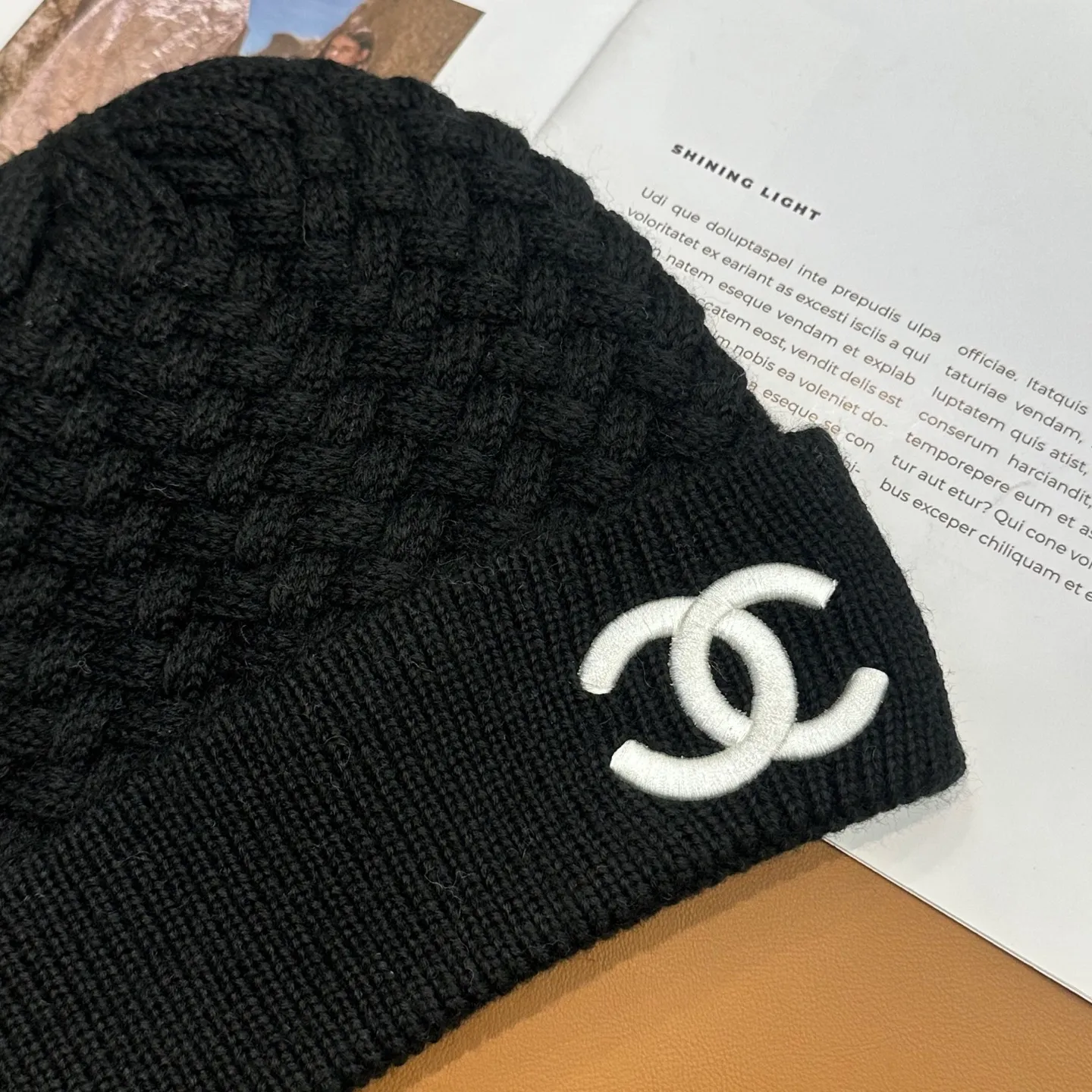 P80 Chanel official website high-quality Chanel autumn and winter knitted hat recommended by internet celebrity fashion bloggers. It hides a quiet sense of high-end. Every line is neat and generous, simple but not simple, generous and stylish. Every detail shows high-end taste, and the sense of fashion becomes more and more intriguing in the restraint.