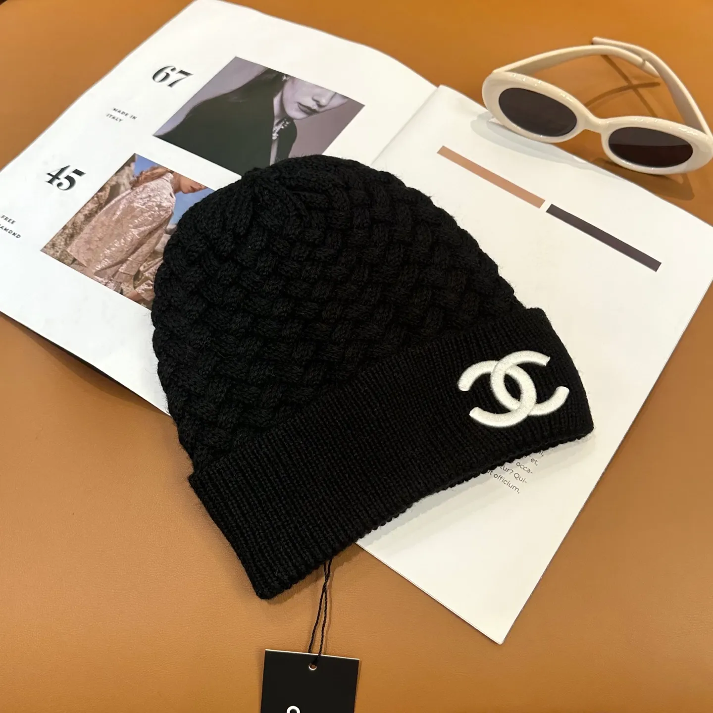 P80 Chanel official website high-quality Chanel autumn and winter knitted hat recommended by internet celebrity fashion bloggers. It hides a quiet sense of high-end. Every line is neat and generous, simple but not simple, generous and stylish. Every detail shows high-end taste, and the sense of fashion becomes more and more intriguing in the restraint.