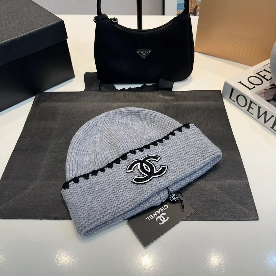 P60 CHANEL new rabbit fur knitted hat, Xiaohongshu, the main recommendation of major Internet celebrities! Thicker and warmer, fashionable and popular🌸First-class texture, the best brand for keeping warm in autumn and winter, order now, limited quantity available