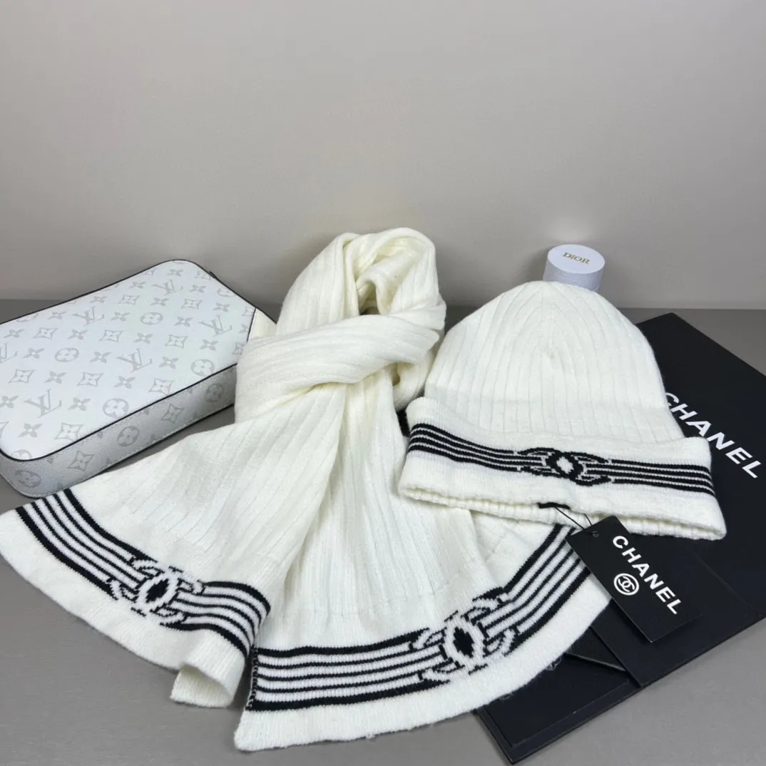 P160 CHANEL Xiaohongshu hot style, official website new classic suit hat! Hat ➕Scarf! It feels great in hand! It’s warm and super comfortable. This winter, all you need is a hat set like this. It’s warm and fashionable! Welcome to choose!!