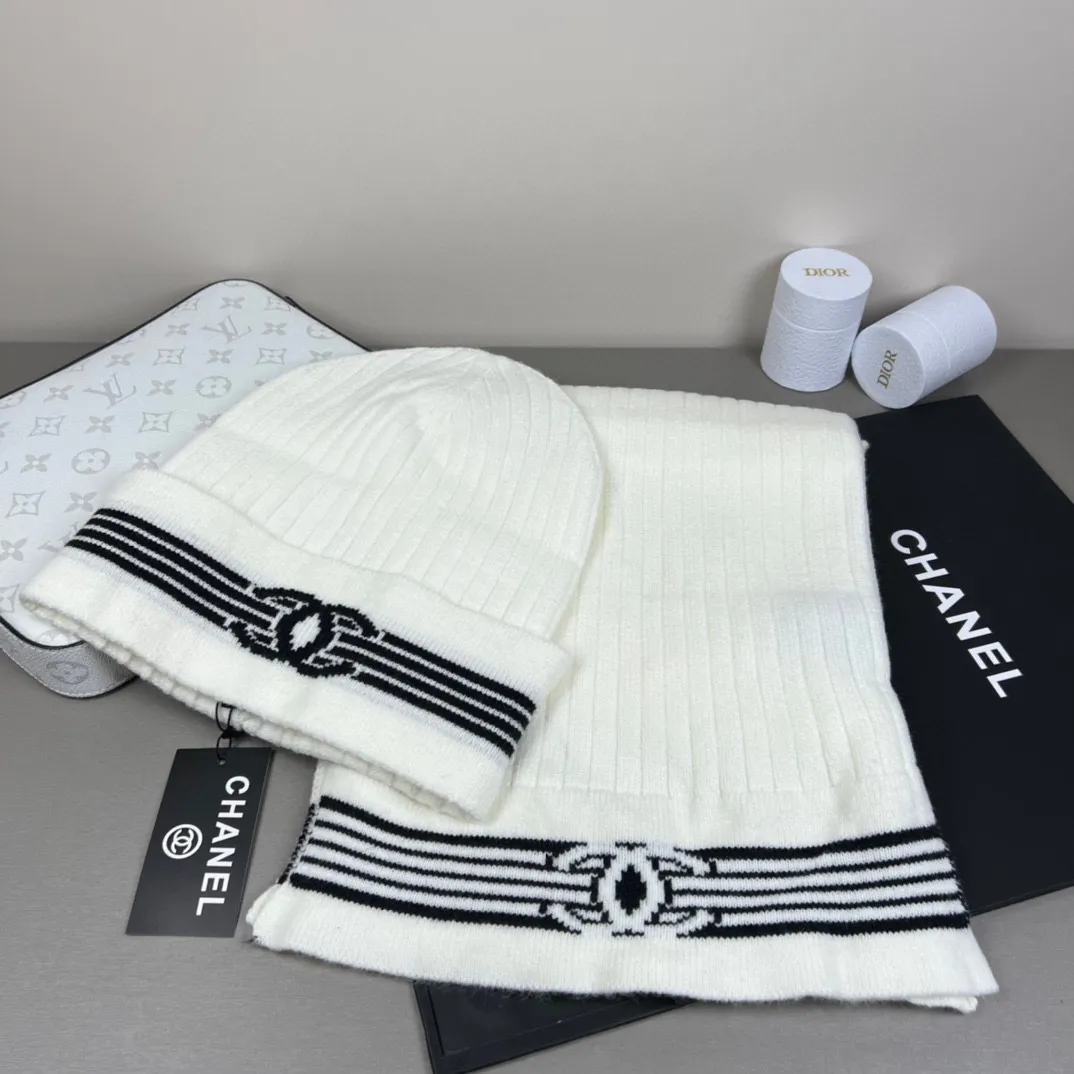 P160 CHANEL Xiaohongshu hot style, official website new classic suit hat! Hat ➕Scarf! It feels great in hand! It’s warm and super comfortable. This winter, all you need is a hat set like this. It’s warm and fashionable! Welcome to choose!!