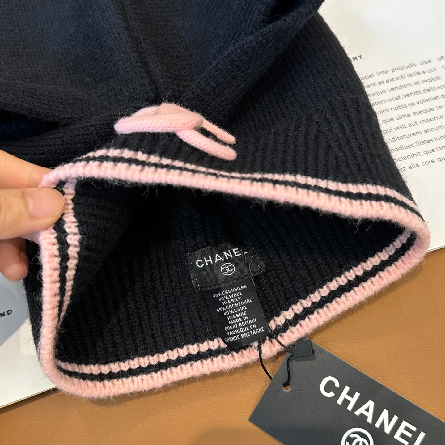 P66 Chanel Sisters, do you all have the Chanel 25b balaclava? 🤭, I checked the outfits of the little sisters in Xiaohongshu and really like them. It looks great when stacked with a peaked hat, or it is also good to use as a scarf. I love it 😍