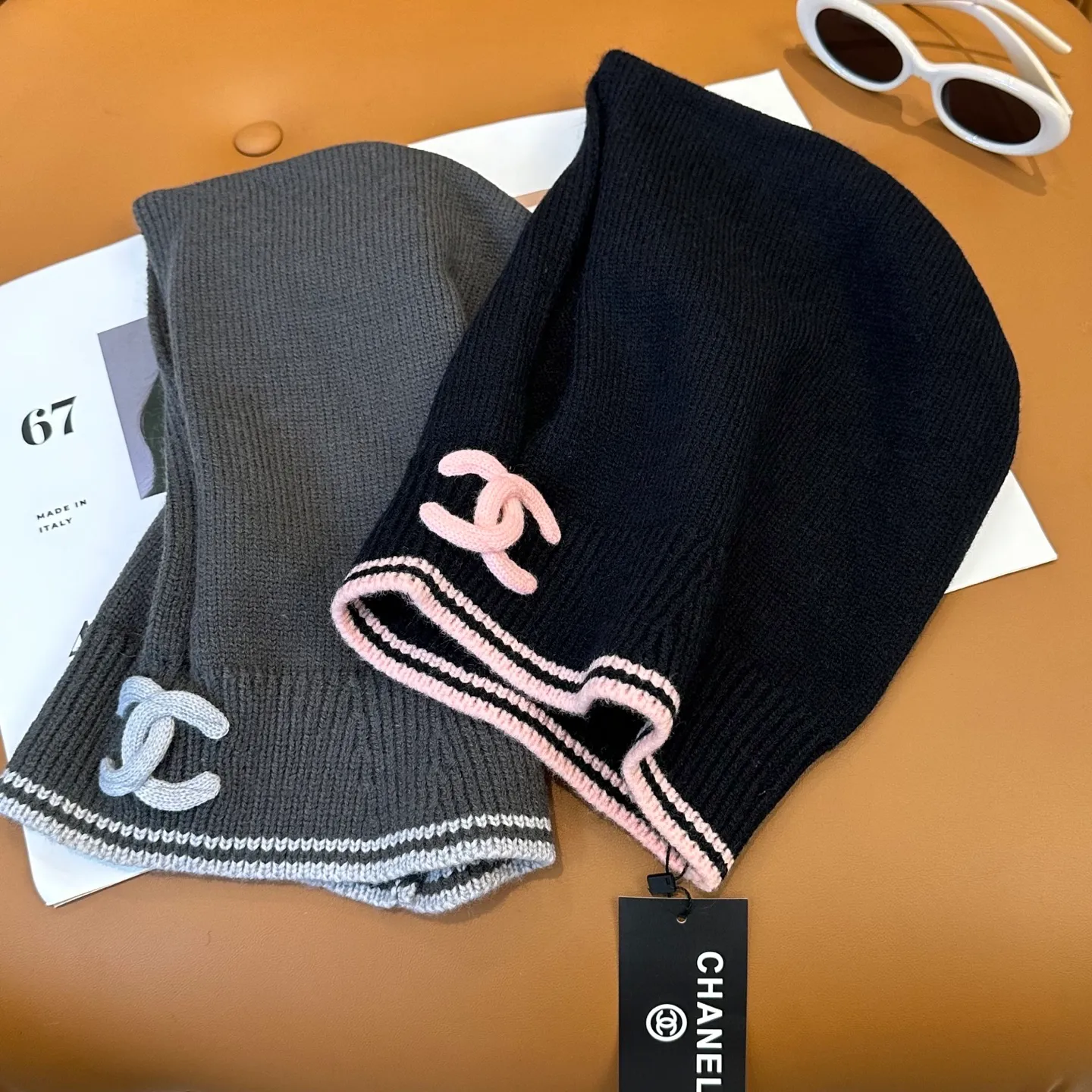 P66 Chanel Sisters, do you all have the Chanel 25b balaclava? 🤭, I checked the outfits of the little sisters in Xiaohongshu and really like them. It looks great when stacked with a peaked hat, or it is also good to use as a scarf. I love it 😍