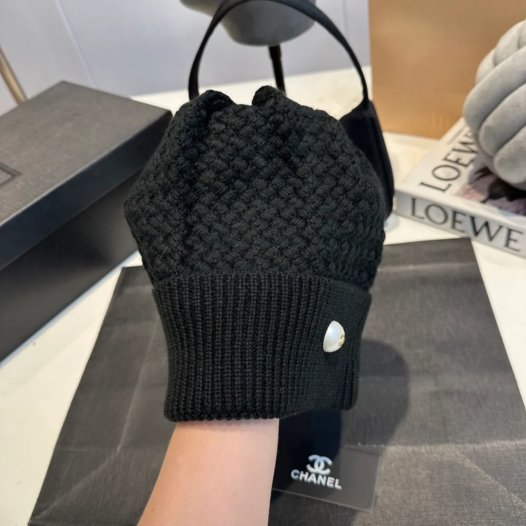 P70 Chanel Chanel knitted beanie