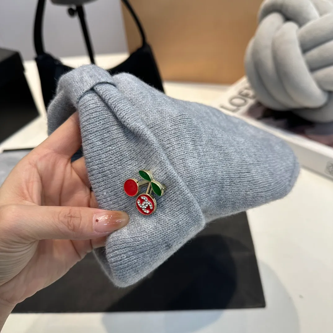 P140 Chanel Chanel children's knitted beanie cherry three-piece set, scarf, hat, gloves, super warm