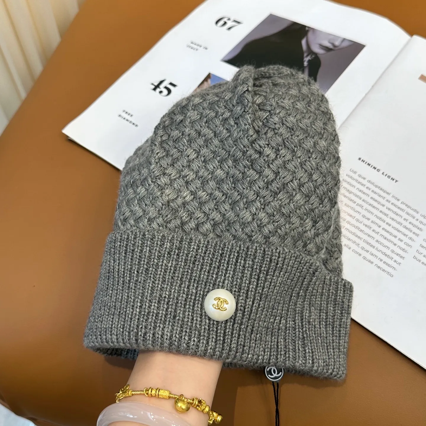 P70 Chanel official website quality Chanel autumn and winter fashion blogger recommended knitted hat, which hides a quiet sense of luxury. Every line is neat and generous, simple but not simple, generous and stylish. Every detail shows high-end taste, and the sense of fashion becomes more and more intriguing in the restraint.